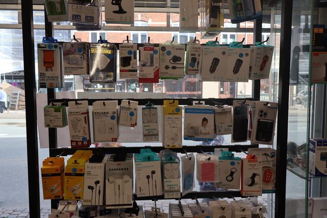 Earbuds og høretelefoner — Electronic Center